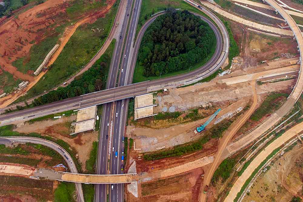 Foto udara proyek pembangunan Jalan Tol Jakarta - Cikampek II Selatan Seksi 3 di Purwakarta, Jawa Barat, Minggu (24/4/2022). ANTARA FOTO - M Ibnu Chazar