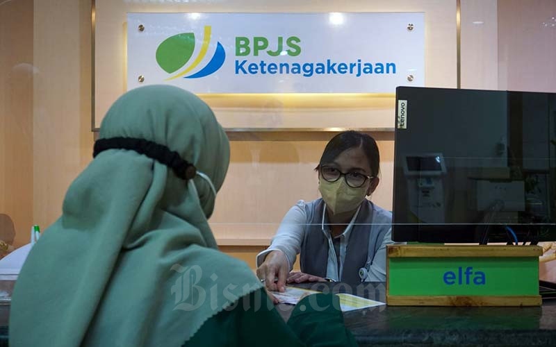 Karyawati melayani peserta di salah satu kantor cabang BPJamsostek di Jakarta (24/1/2022). Bisnis - Suselo Jati