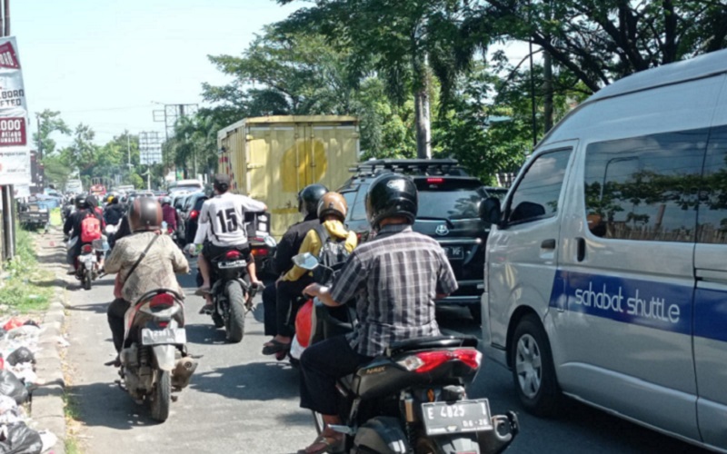 Ruas jalur pantura di Jalan Otto Iskandardinata, Kecamatan Weru, Kabupaten Cirebon, Jawa Barat, terpantau padat pada masa puncak arus balik libur Hari Raya Idulfitri 1443 H, Jumat (6/5 - 2022).