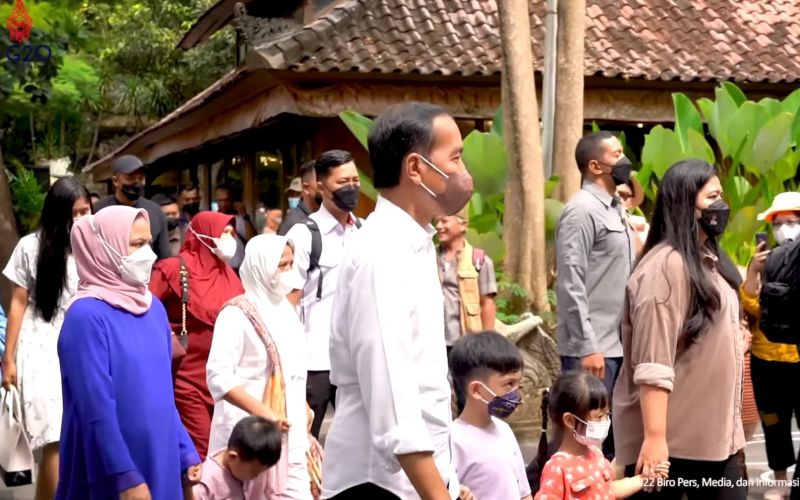 Presiden Joko Widodo (Jokowi) berwisata ke Bali Safari Park bersama keluarga di momen libur Lebaran 2022 pada Kamis, 5 Mei 2022 / Youtube Setpres
