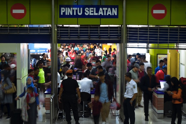 Penumpang memasuki peron di Stasiun Gambir, Jakarta, Sabtu (1/6/2019). - ANTARA FOTO/Galih Pradipta