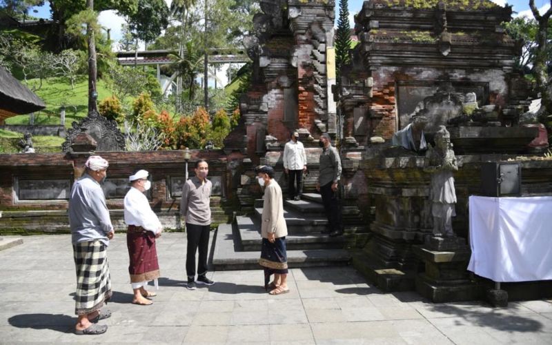 Presiden Jokowi berkunjung ke cagar budaya Pura Tirta Empul, Gianyar, Bali, Jumat (6/5/2022) - BPMI Setpres - Lukas.