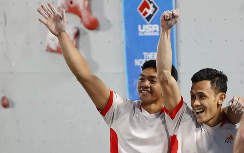 Dua atlet panjat tebing Indonesia, Veddriq Leonardo (kanan) dan Kiromal Katibin./Antara - USA Today
