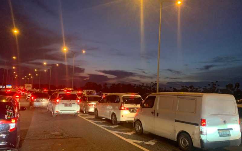 Kemacetan yang terjadi setelah Pintu Gerbang Tol Pejagan menuju Pintu Tol Palimanan, Cirebon, Jumat (6/6/2022)  -  Tim Jelajah Lebaran Bisnis Indonesia / Nyoman Ary Wahyudi