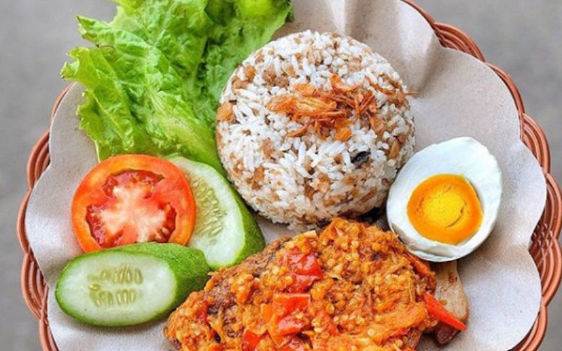 Nasi tutug oncom khas Bandung - Instagram