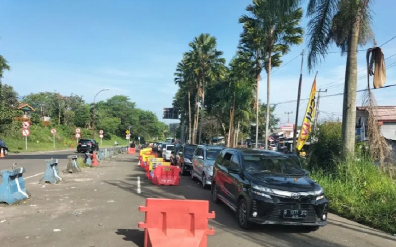Penutupan jalan dari arah Jakarta menuju kawasan Puncak, Bogor, Jawab Barat, Sabtu (7/5/2022). - Antara