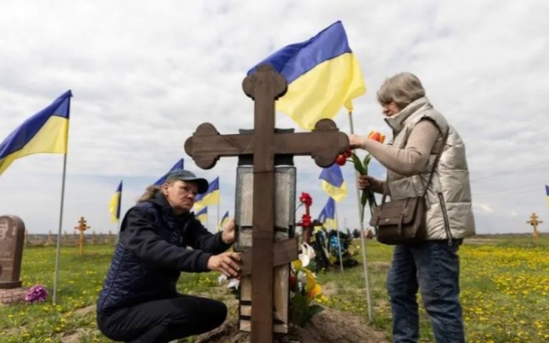 Sejumlah wanita Ukraina mengunjungi makam tentara kerabat mereka saat mengunjungi makan untuk menghormati kematian mereka di hari Minggu pertama setelah Paskah ditengah serangan Rusia terhadap Ukraina di Dnipro, Ukraina, Minggu (1/5/2022). - Antara/Reuters