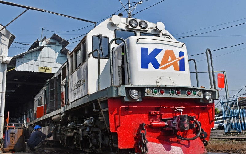 Petugas melakukan perawatan lokomotif di Dipo Lokomotif di kawasan Stasiun Kereta Api (KA) Madiun, Jawa Timur, Kamis (14/4/2022). Seluruh lokomotif yang dioperasikan PT KAI Daerah Operasi (Daop) 7 Madiun diharapkan selesai menjalani perawatan sebelum memasuki masa angkutan lebaran guna menjamin keselamatan perjalanan KA. - Antara/Siswowidodo.\r\n