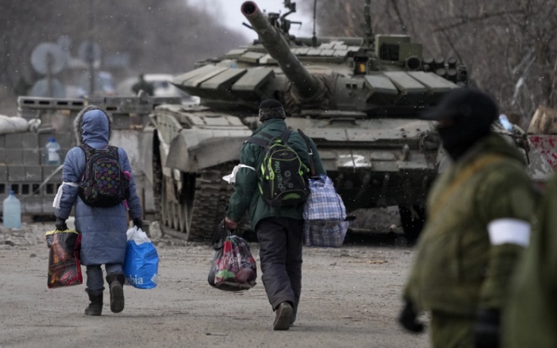 Warga Ukraina terpaksa mengungsi dari rumahnya lantaran pasukan Rusia membombardir kota Mariupol, Ukraina - Aljazeera