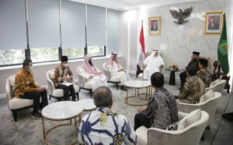 Menteri Agama Yaqut Cholil Qoumas beserta jajaran saat menerima audiensi Duta Besar Kerajaan Arab Saudi untuk Indonesia Syekh Essam bin Abed Al-Taqafi di Jakarta, Kamis (10/3/2022). - Antara