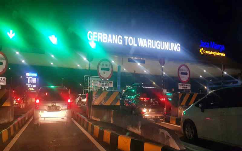 Situasi arus balik Lebaran arah Surabaya melalui GT Warugunung pada 7 Mei 2022 malam. Bisnis / Peni Widarti