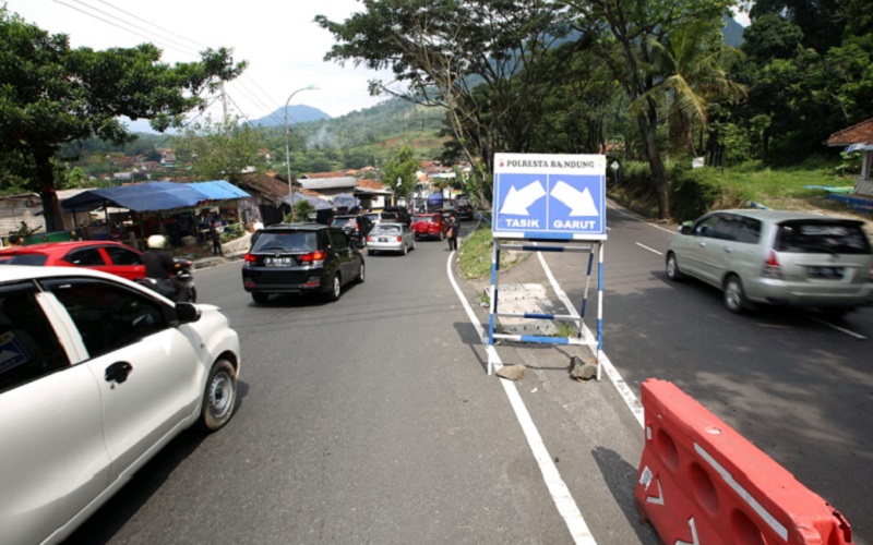 Arus mudik Lebaran 2022 di kawasan Nagreg Kabupaten Bandung - Bisnis