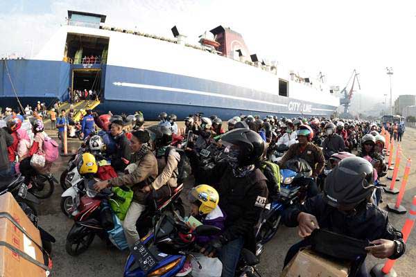 Ratusan pemudik bersepeda motor asal pulau Jawa yang menggunakan penyeberangan tol laut tiba di pelabuhan Panjang, Bandar Lampung, Lampung, Kamis (14/6/2018). - ANTARA/Ardiansyah