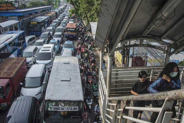 Kendaraan terjebak kemacetan di Jalan Mampang Prapatan Raya, Jakarta, Senin (23/10). - ANTARA/Aprillio Akbar