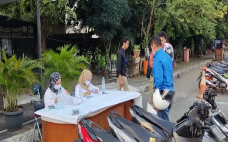 Petugas berjaga di posko pengambilan sepeda motor mudik gratis di Terminal Pulogadung, Jakarta, Senin (9/5/2022). - Antara