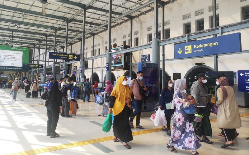 Penumpang kereta api tiba di Stasiun Pasar Senen, Jakarta pada puncak arus balik Lebaran 2022, Minggu 8 Mei 2022. - Bisnis / Pernita Hestin Untari