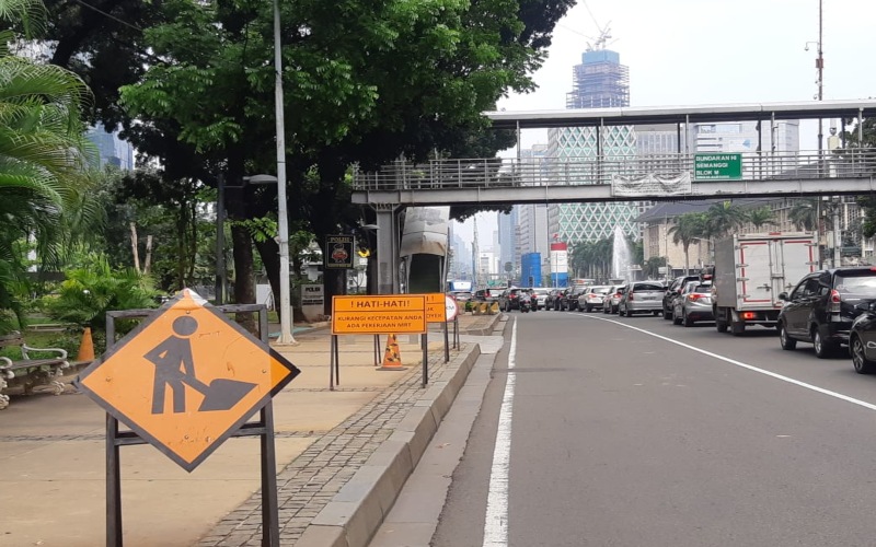 Antrean kendaraan di lampu merah Patung Kuda, Jalan Merdeka Barat, Jakarta Pusat pasca libur Lebaran 2022, Senin (9/5/2022). JIBI - Bisnis/Pernita Hestin
