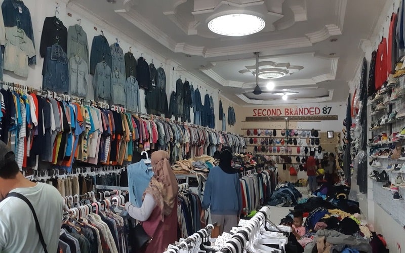 Sejumlah pengunjung memilih pakaian thrift store di Kota Samarinda. - Bisnis/Muhammad Mutawallie Sya'rawie