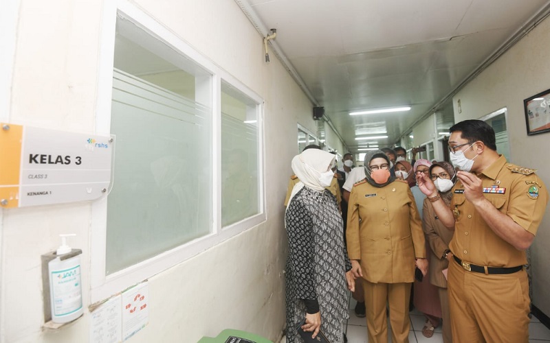 Gubernur Jawa Barat Ridwan Kamil memantau beberapa ruangan termasuk laboratorium Rumah Sakit Umum Pusat Hasan Sadikin Bandung.