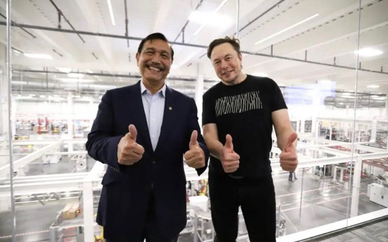 Menteri Koordinator Bidang Kemaritiman dan Investasi (Menko Marves) Luhut Binsar Pandjaitan bertemu CEO Tesla Elon Musk di Giga Factory, Austin, Texas  -  Dok. Instagram Luhut.