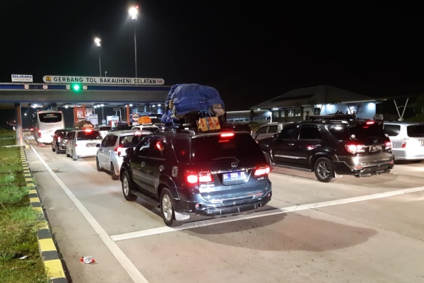 Antrean kendaraan di gerbang tol Bakauheni Selatan, Kalianda, Lampung Jumat (31/5/2019) malam. - Bisnis/David Eka Issetiabudi