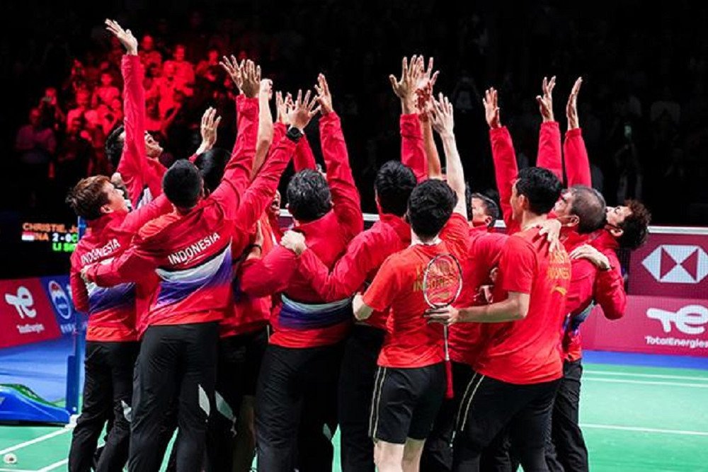 Ilustrasi tim bulu tangkis putra Indonesia merayakan gelar juara Piala Thomas 2021  -  Reuters