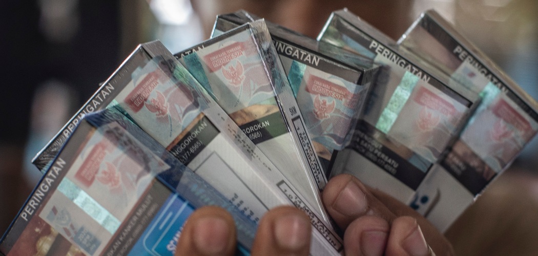 Pedagang menunjukkan bungkus rokok bercukai di Jakarta, Kamis (10/12/2020). Kementerian Keuangan mengumumkan kenaikan tarif cukai rokok sebesar 12,5 persen yang berlaku pada 2021. - ANTARA FOTO/Aprillio Akbar