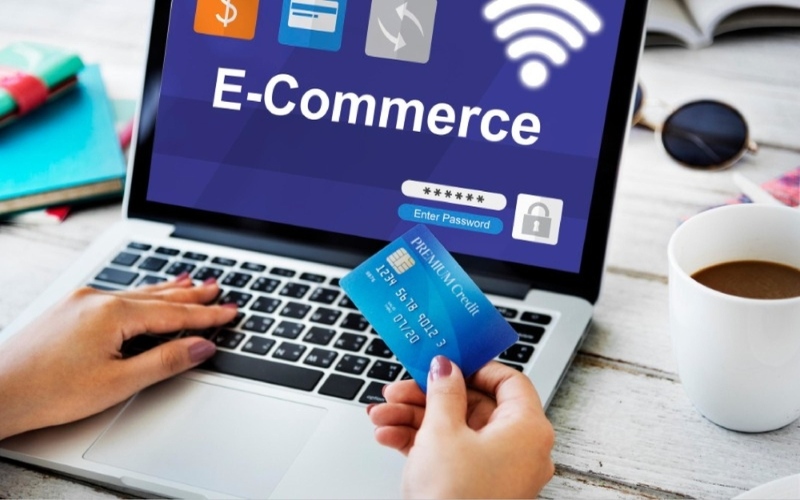 Ilustrasi konsumen saat belanja di toko online atau e-commerce - Freepik.com