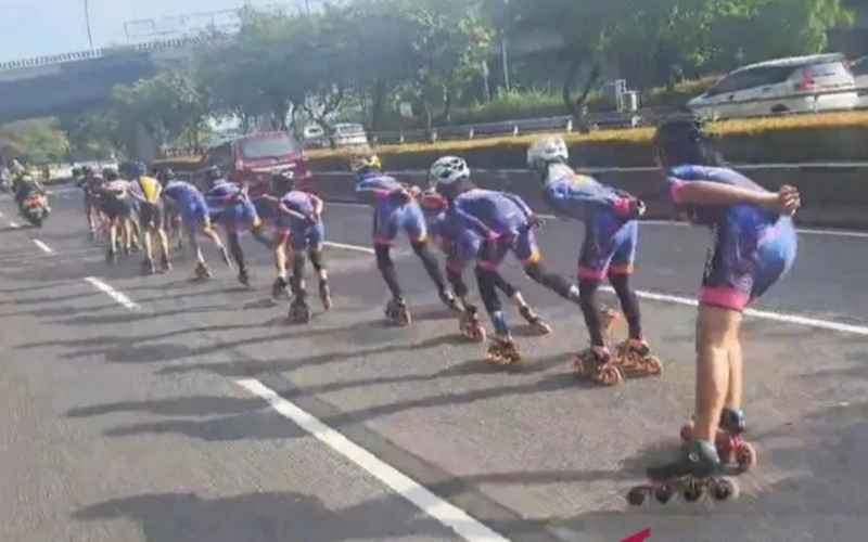 Viral sekelompok orang berlatih inline skate di jalanan Jakarta - Media sosial