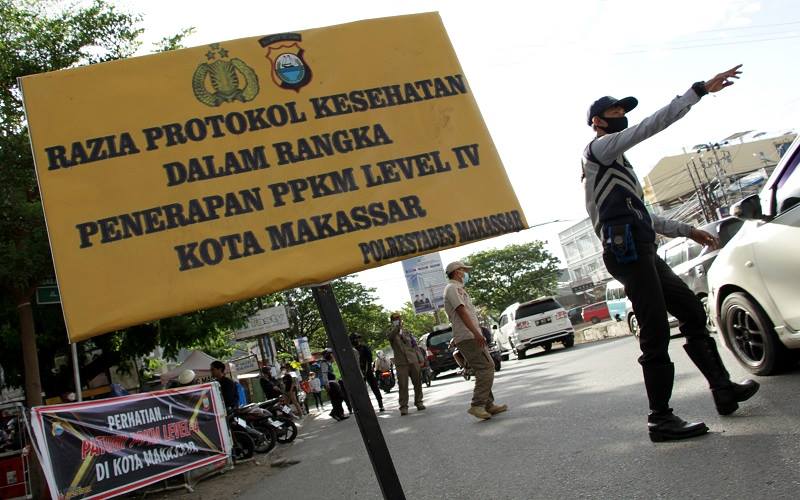 Petugas melakukan razia protokol kesehatan saat penyekatan di perbatasan Makassar-Gowa, Makassar, Sulawesi Selatan, Minggu (29/8/2021). Penyekatan tersebut untuk membatasi mobilitas masyarakat serta merazia pengendara yang tidak memakai masker saat penerapan Pemberlakuan Pembatasan Kegiatan Masyarakat (PPKM) level empat yang diperpanjang hingga 6 September 2021 sebagai upaya penanganan Covid-19. ANTARA FOTO - Arnas Padda