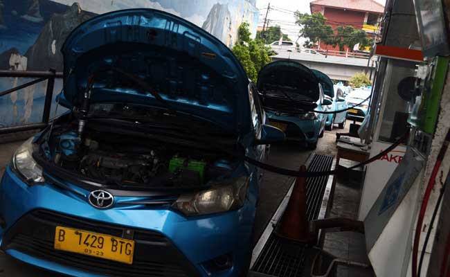 Kendaraan berbahan bakar gas mengantri di SPBG Mampang, Jakarta (5/2/2020). Bisnis - Abdurachman 