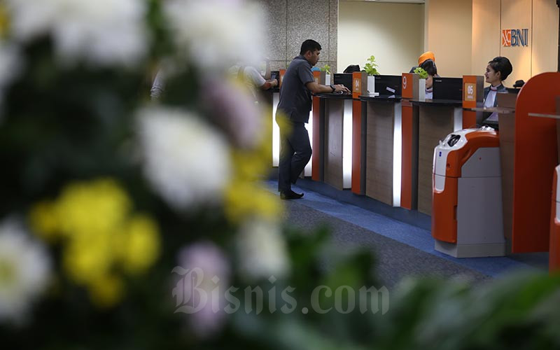 Aktivitas karyawati di salah satu kantor cabang PT Bank Negara Indonesia (Persero) Tbk di Jakarta, Kamis (11/6). Bisnis - Nurul Hidayat