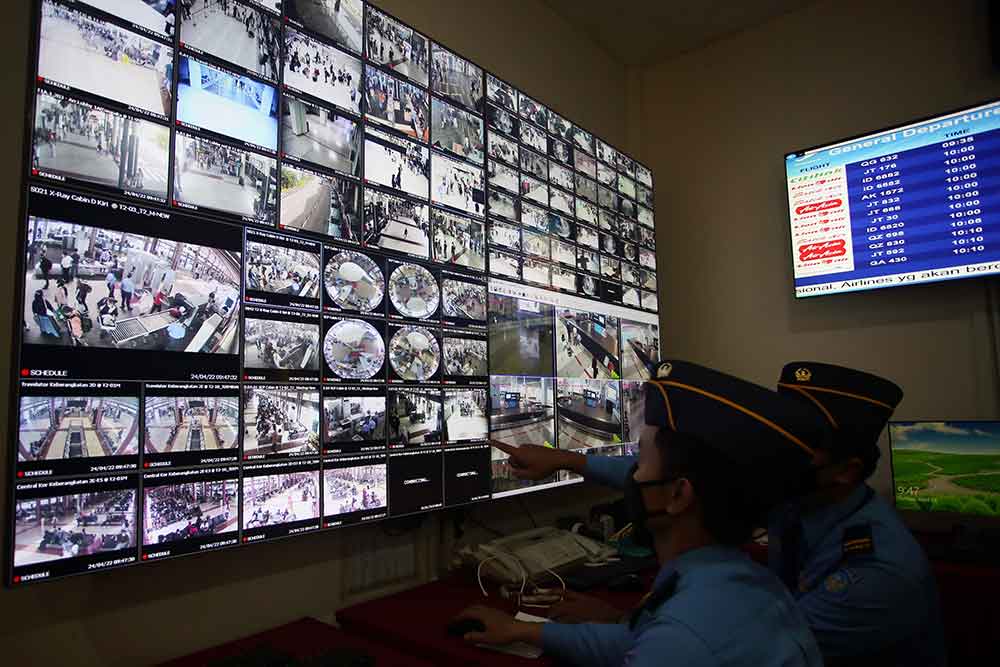 Petugas AVSEC memantau monitor yang berisi rekaman langsung segala aktivitas yang ada di Bandara Soekarno Hatta dari dalam ruang Posko Mudik Angkutan Lebaran di Terminal 1 B Bandara Soekarno, Tangerang, Banten, Minggu (24/4/2022). Posko mudik ini nantinya akan melayani segala pelayanan dan kelancaran serta keamanan para pemudik dengan menggunakan pesawat terbang. ANTARA FOTO - Muhammad Iqbal