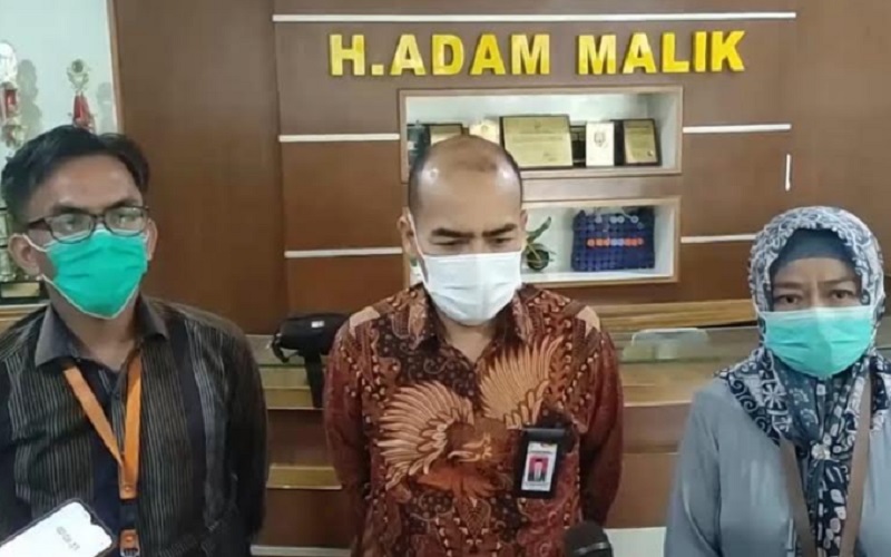 Direktur Utama RSUP Adam Malik Zainal Safri (tengah) saat memberi paparan tentang bayi berusia delapan bulan yang diduga terjangkit hepatitis akut, Selasa (10/5/2022).  - Istimewa
