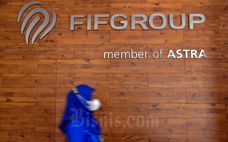 Karyawan beraktivitas di salah satu cabang FIFGroup di Jakarta, Selasa (18/1/2022). Bisnis - Fanny Kusumawardhani