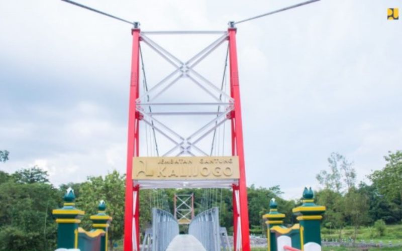 Kementerian Pekerjaan Umum dan Perumahan Rakyat (PUPR) menyelesaikan pembangunan Jembatan Gantung Kalijogo di Dusun Karangwetan, Desa Tegaltirto / Dok. Kementerian PUPR