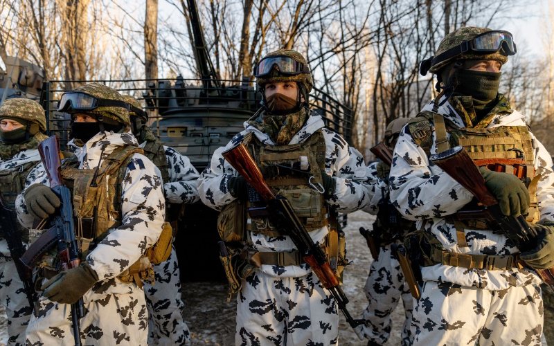 Anggota pasukan Ukraina berpartisipasi dalam latihan pertempuran perkotaan, yang diselenggarakan oleh Kementerian Dalam Negeri Ukraina, di wilayah kota yang ditinggalkan di Pripyat, Ukraina, Jumat (4/2/2022). - Bloomberg/Ethan Swope