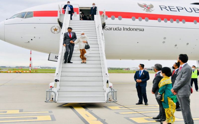 Presiden Joko Widodo dan Iriana Jokowi sedang turun dari pesawat. - Istimewa