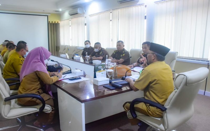 Sekretaris Daerah Musi Banyuasin Apriyadi (tengah) menerima kunjungan tim Kejaksaan Negeri Muba untukmembahas rumah restorative justice. - Istimewa