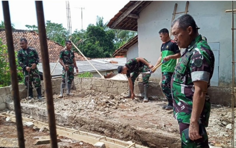 Kegiatan program TNI Manunggal Membangun Desa (TMMD) di Kabupaten Purwakarta - Bisnis/Asep Mulyana