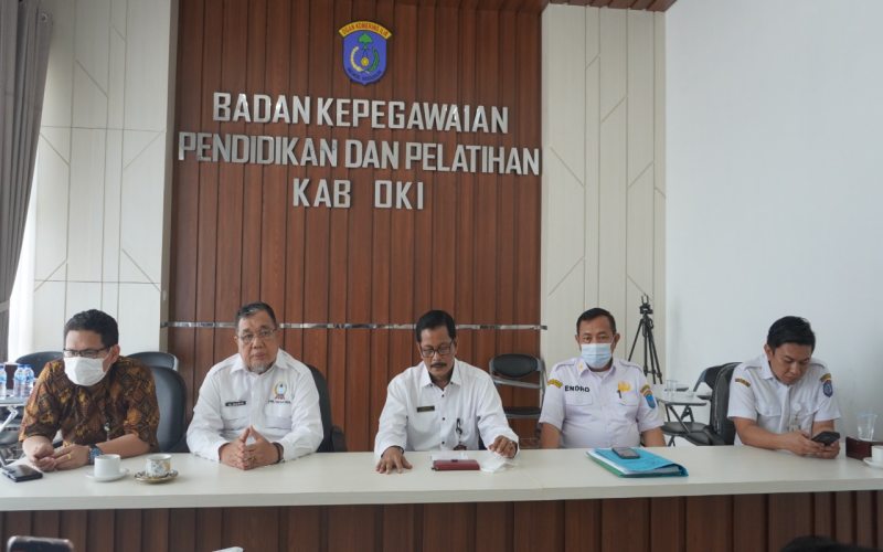 Kepala Bidang Pengembangan dan Supervisi BKN Regional VII Rusdi Laili (tengah) memberikan keterangan pers terkait kasus pelanggaran disiplin dua oknum ASN di lingkungan Pemkab OKI.  - Istimewa