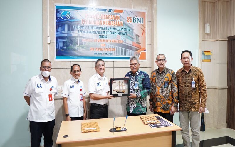 Manajemen BNI Wilayah 07 bersama dengan Direksi Perumda Air Minum Kota Makassar usai penandatangan kerjasama digitalisasi layanan, Rabu (11/5/2022)  -  Bisnis