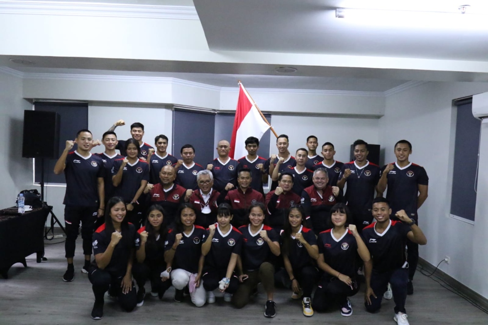 Ketua Umum PB PRSI Anindya Novyan Bakrie berfoto bersama kontingen renang Indonesia yang akan bertanding di Sea Games 2021 di Hanoi, Vietnam. - pbprsi.org