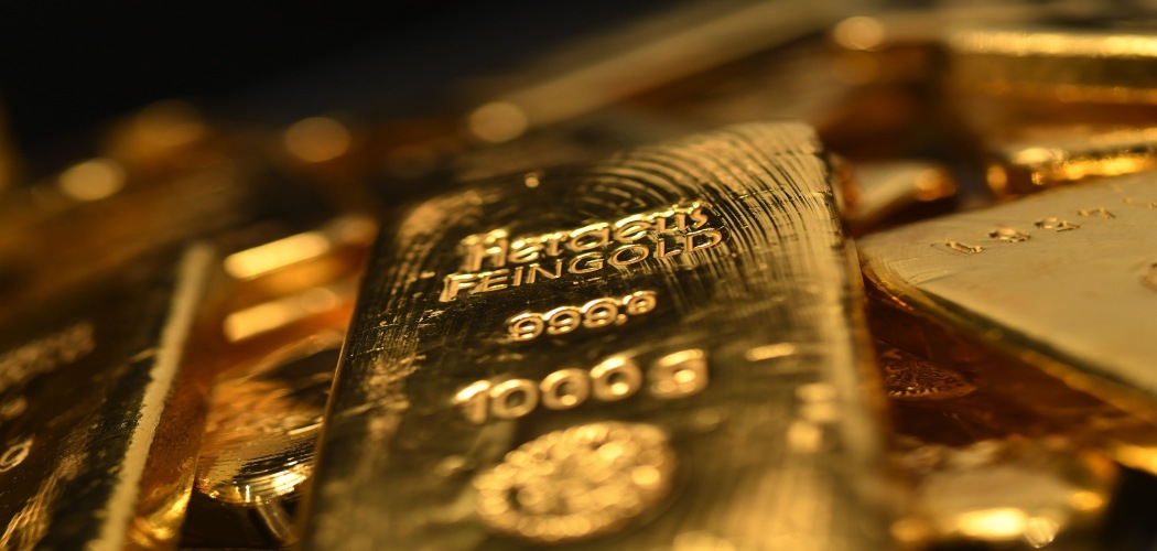 Harga emas semakin dekat ke US2.000 dan harga saham emiten emas membuntuti. (Bloomberg)
