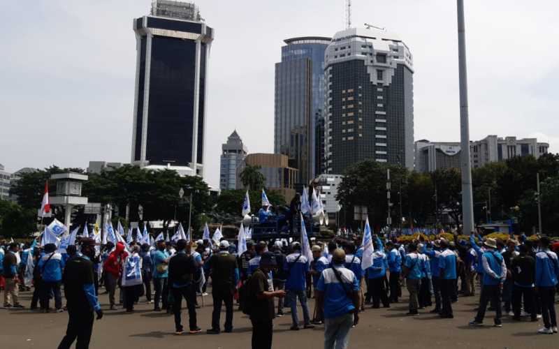 Massa aksi unjuk rasa sudah berdatangan ke kawasan Patung Kuda, Jakarta, Kamis (12/5/2022)  -  Pernita Hestin Untari
