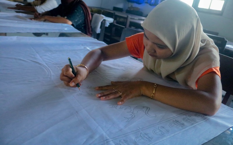 Ilustrasi menggambar pola batik di kain bahan.