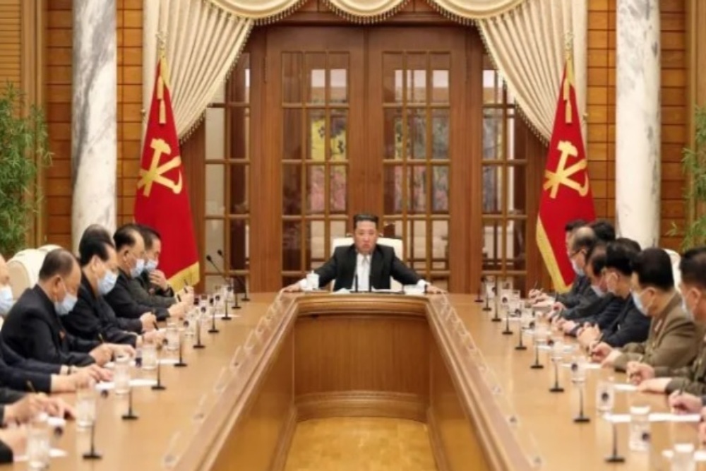Pemimpin Korea Utara Kim Jong-un memimpin pertemuan Partai Pekerja tentang respons terhadap wabah Covid-19 dalam foto tak bertanggal yang dirilis Kantor Berita Pusat Korea (KCNA) pada 12 Mei 2022. - Antara