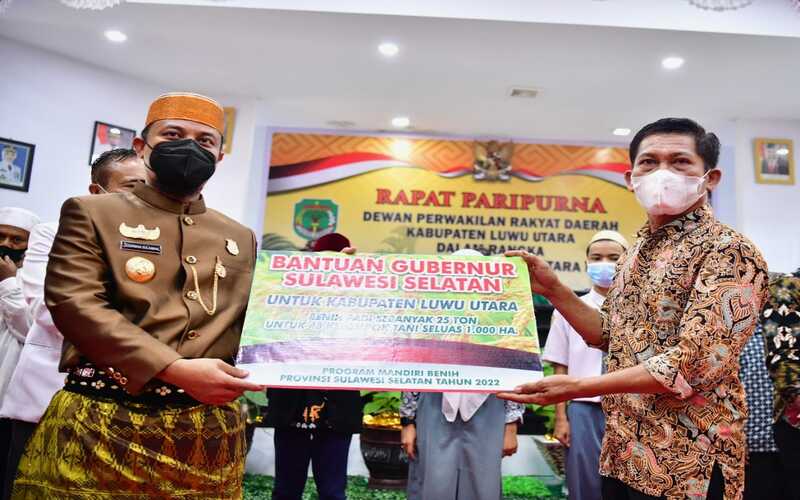 Gubernur Sulsel Andi Sudirman Sulaiman menyerahkan secara simbolis benih padi gratis kepada petani di Luwu Utara, Kamis (12/5/2022) - Ist.