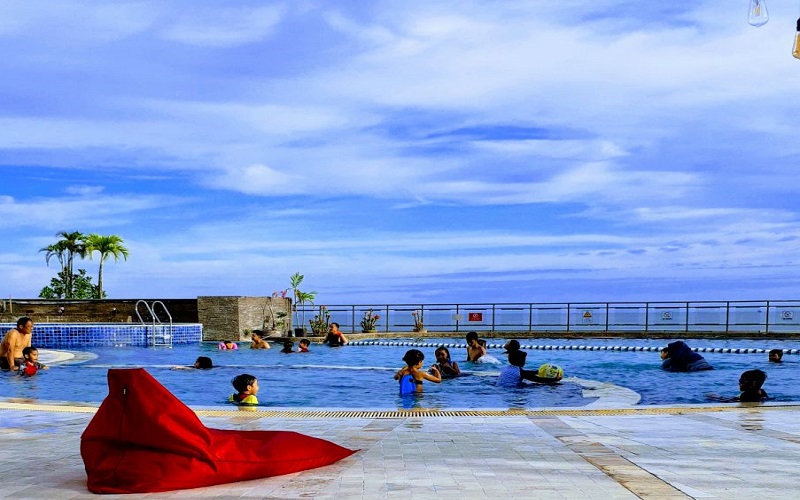 Area kolam renang Novotel Ibis Balikpapan saat akhir pekan. - Bisnis/Muhammad Mutawallie Sya'rawie