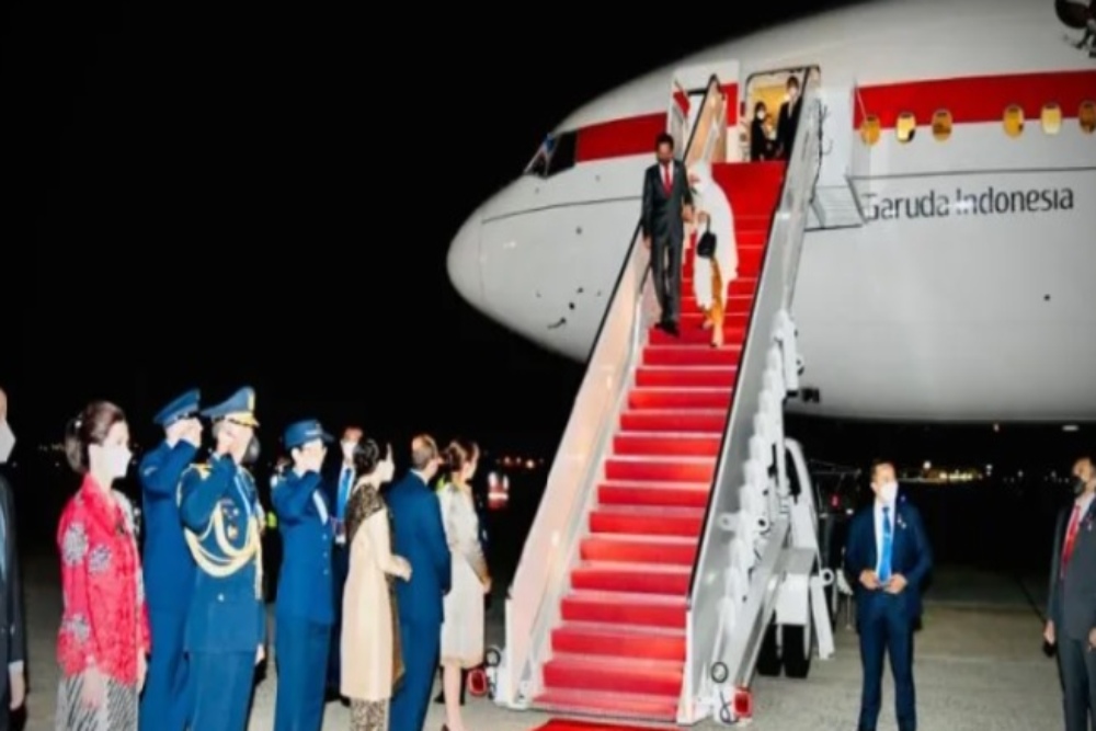 Presiden Joko Widodo dan Ibu Negara Iriana tiba di Pangkalan Militer Andrews, Washington D.C., Amerika Serikat, Selasa (10/5/2022). - Antara